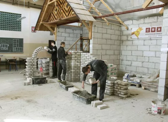 Uczniowie pracujący na zajęciach w pracowni budowlanej