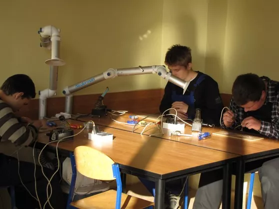 Uczniowie na zajęciach w pracowni elektryczno-elektronicznej