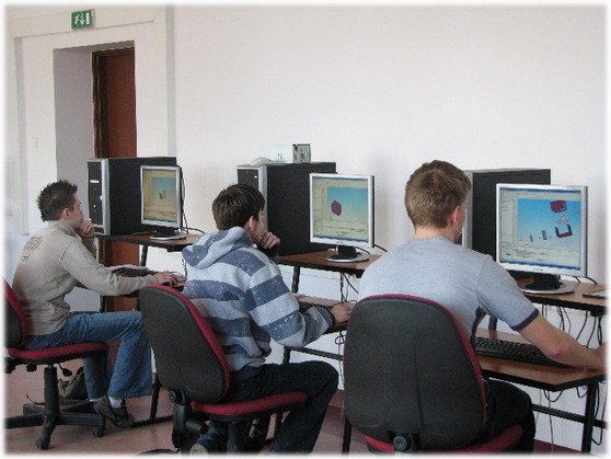 Uczniowie na zajęciach w pracowni komputerowej